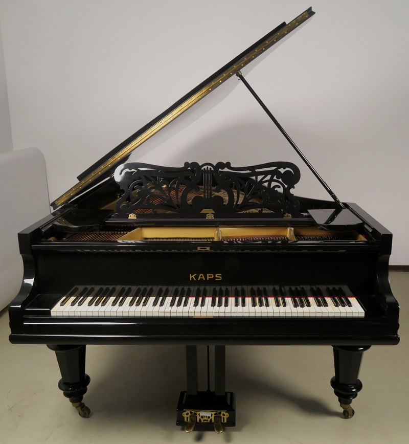 Schwarzer Kaps Flügel mit Hocker 01