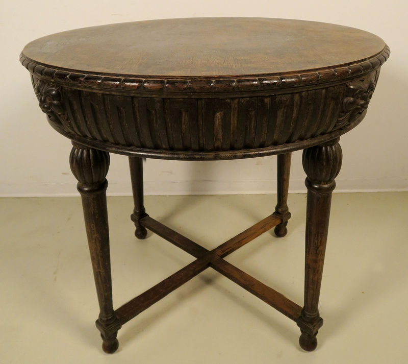 Runder Gründerzeit Tisch mit vier plastischen Köpfen 1