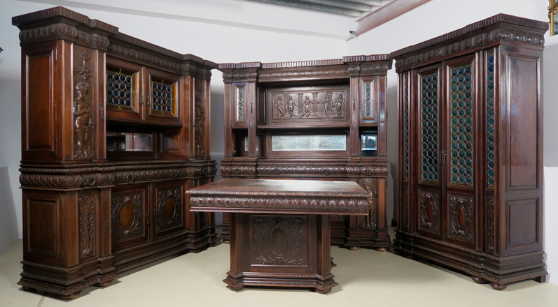 Vierteiliges Speisezimmer aus Nussbaum 01