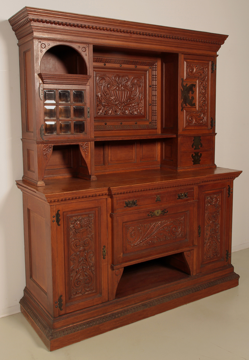 Buffet mit schönen Beschlägen 01