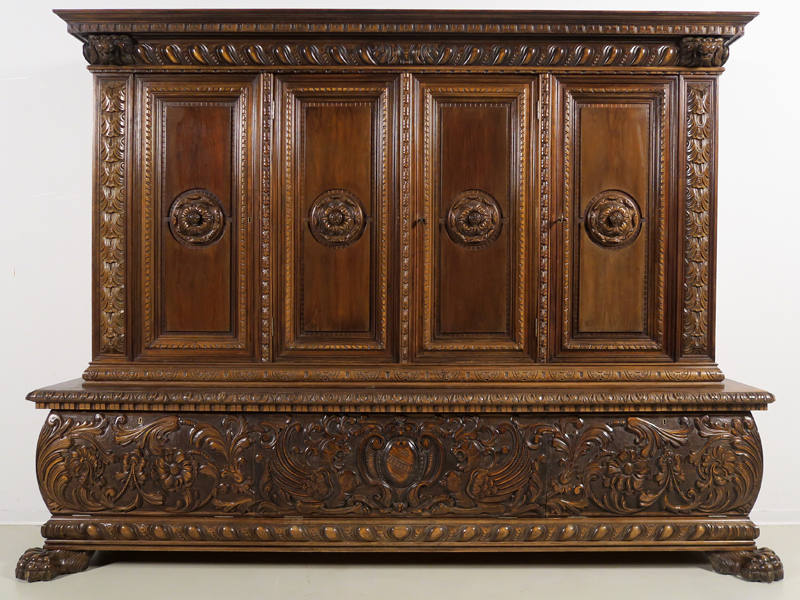 Großer Neorenaissance Bücherschrank mit vier Türen 01