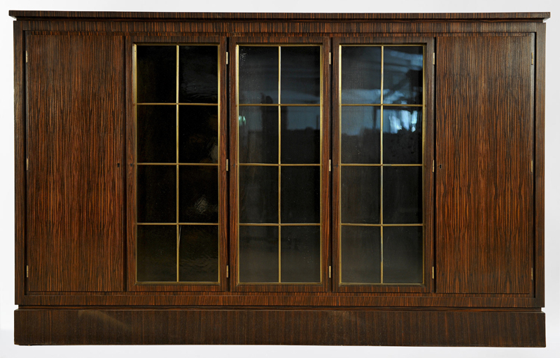 Eleganter Bauhaus Bücherschrank 01