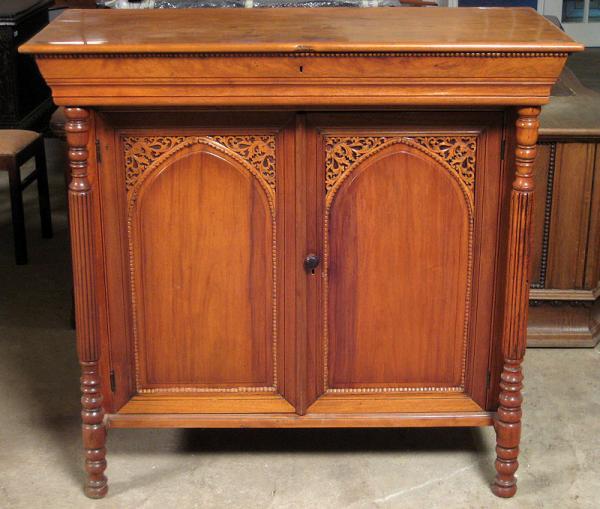 Kabinettschrank aus dem Historismus 01