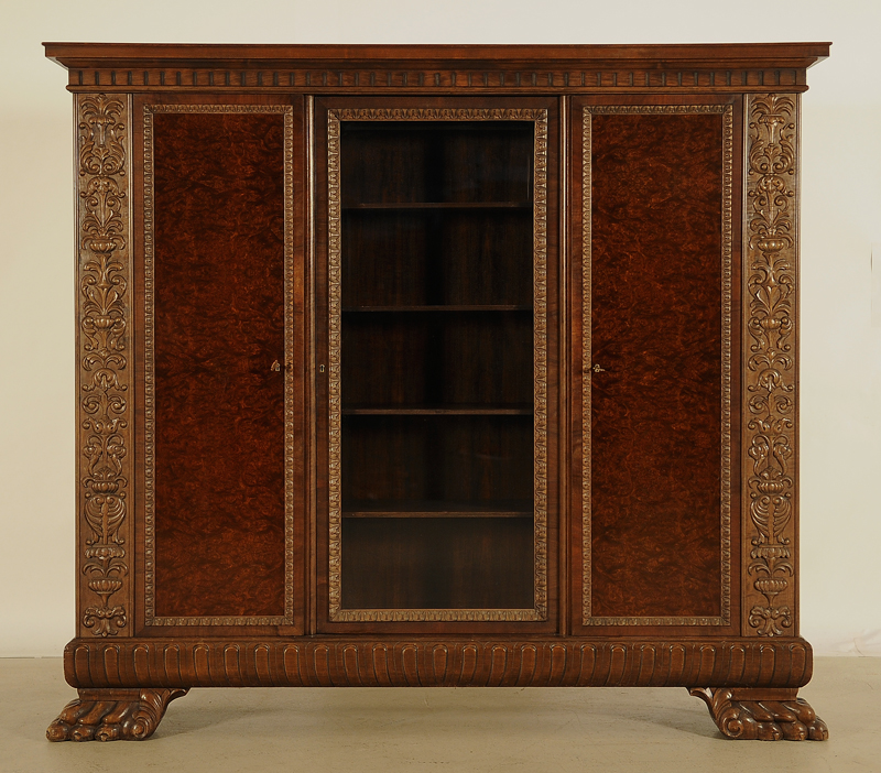 Dreitüriger Bücherschrank mit Glasscheibe 1