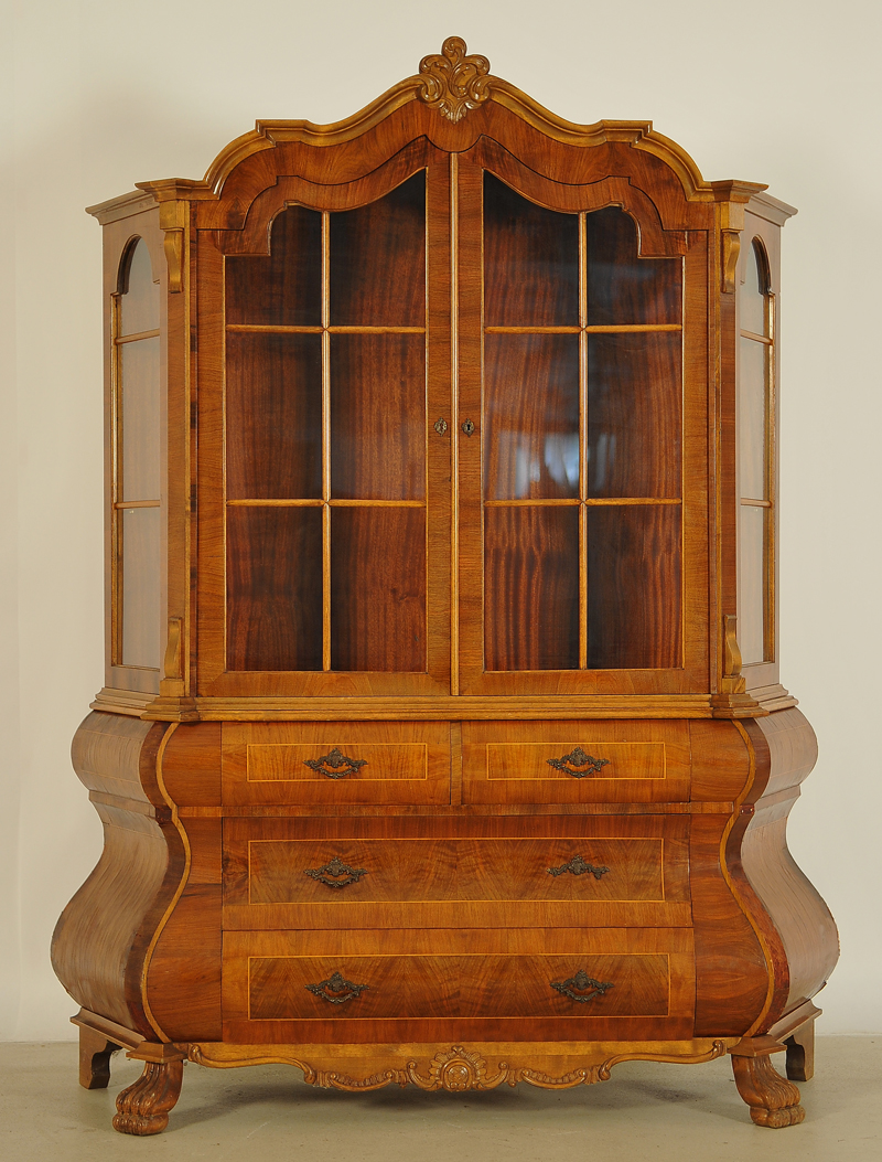 Neorokoko Vitrine aus Nussbaum 1