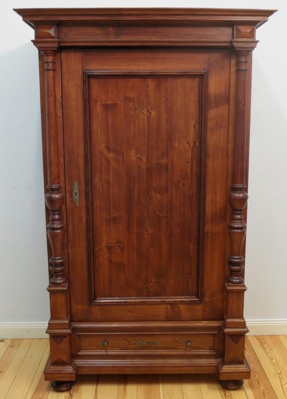 Eintüriger Weichholz Dielenschrank 1