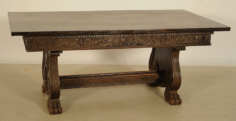 Großer Wangenschreibtisch mit Tatzenfüßen 1