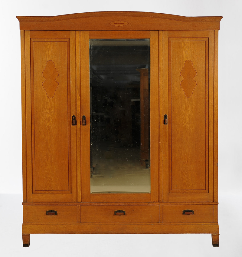 Großer dreitüriger Jugendstil Kleiderschrank 01