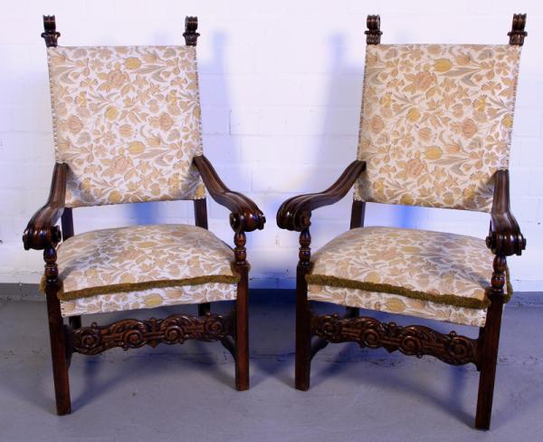 Armlehner mit geschneckten Lehnen-1