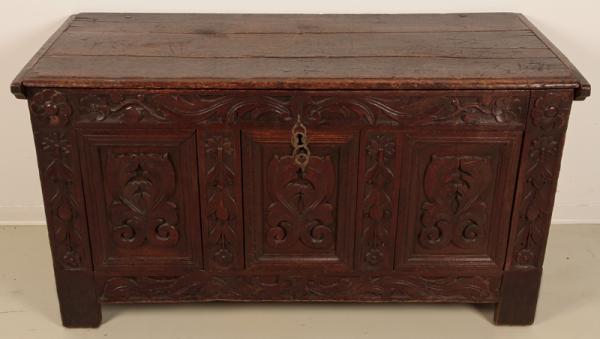 Komplett geschnitzte Truhe-01