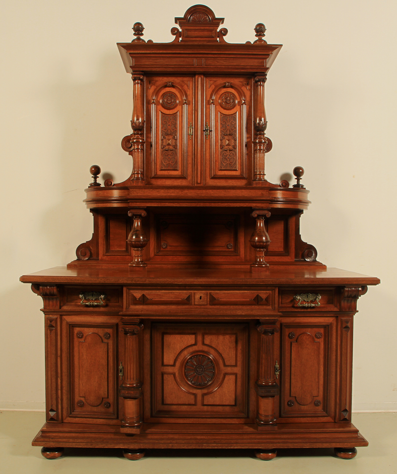 Gründerzeit Buffet mit schönen massiven Säulen 01