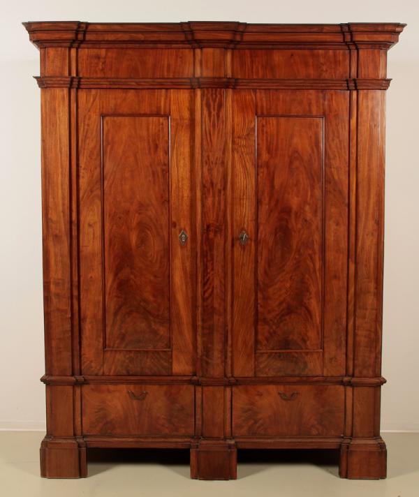 Aussergewöhnlicher Biedermeier Wäscheschrank-01