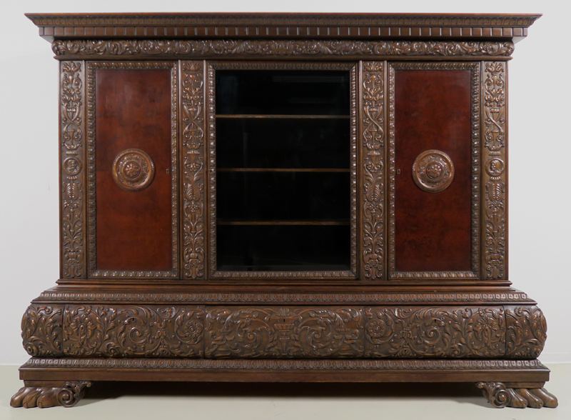 Dreitüriger dunkler Neorenaissance Bücherschrank 01