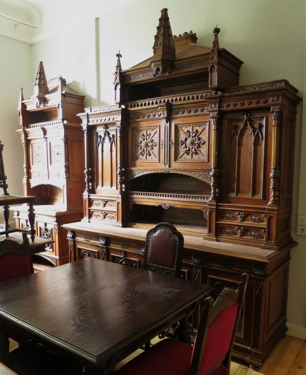 Zwei Buffets im neogotischen Stil 1