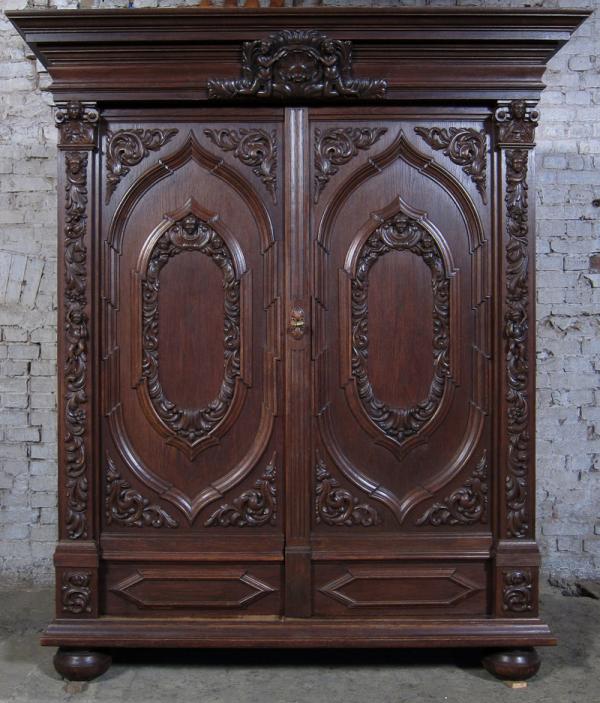 Eiche Kleiderschrank mit Engelsputten 01