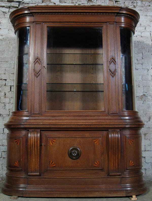 Dreiseitig verglaste Vitrine 01