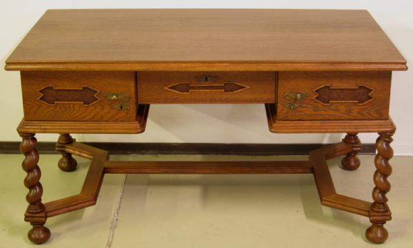 Restaurierter Schreibtisch mit Zopfsäulen 01