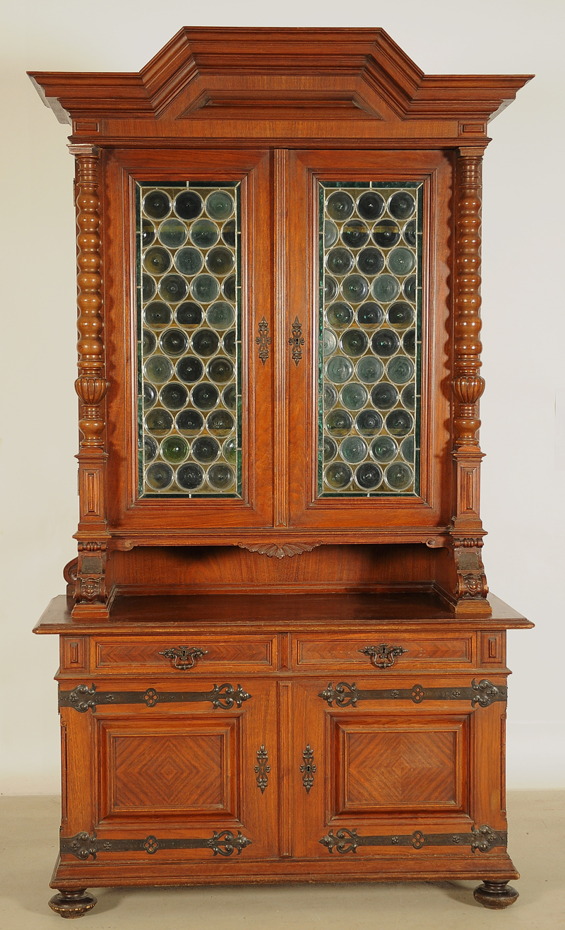 Bücherschrank aus dem Danziger Barock mit Butzenscheiben 01