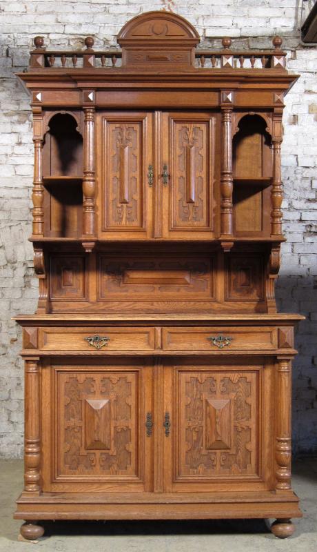 Imposantes Buffet der Gründerzeit  1