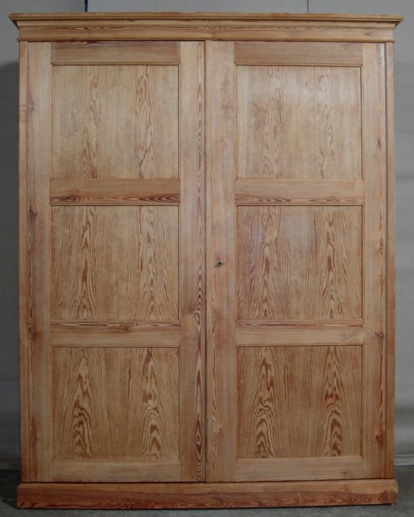 Großformatiger Jugendstil Kleiderschrank 01