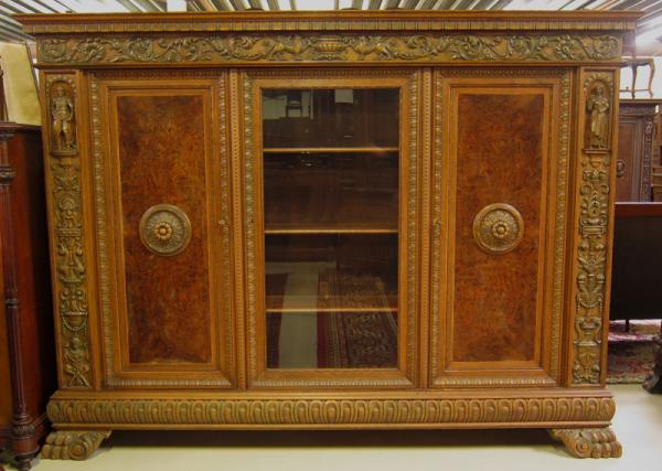 Neorenaissance Bücherschrank mit figürlichen Darstellungen 01