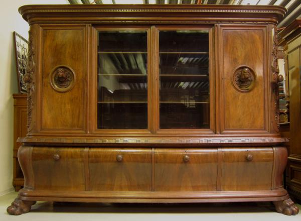 Riesiger Bücherschrank mit geschnitzten Köpfen 01