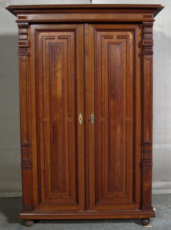 Berliner Nussbaum Vertiko 1