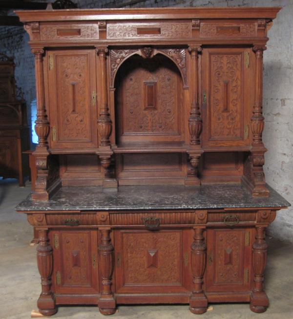 Grandioses Buffet mit geflügelten Drachen 1