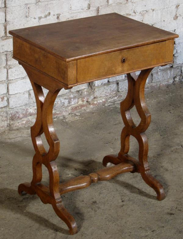 Nähkästchen mit geschwungenen Beinen 1