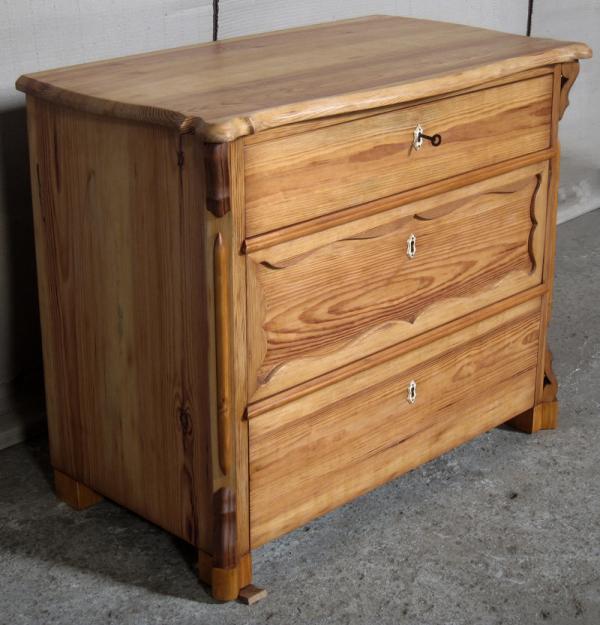Restaurierte Kommode aus Weichholz 1