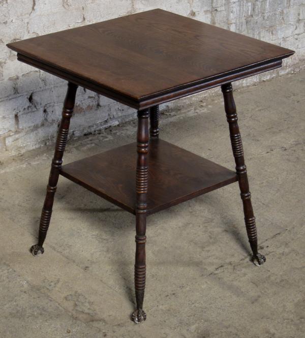 Kleiner Tisch mit Metallfüßen 1