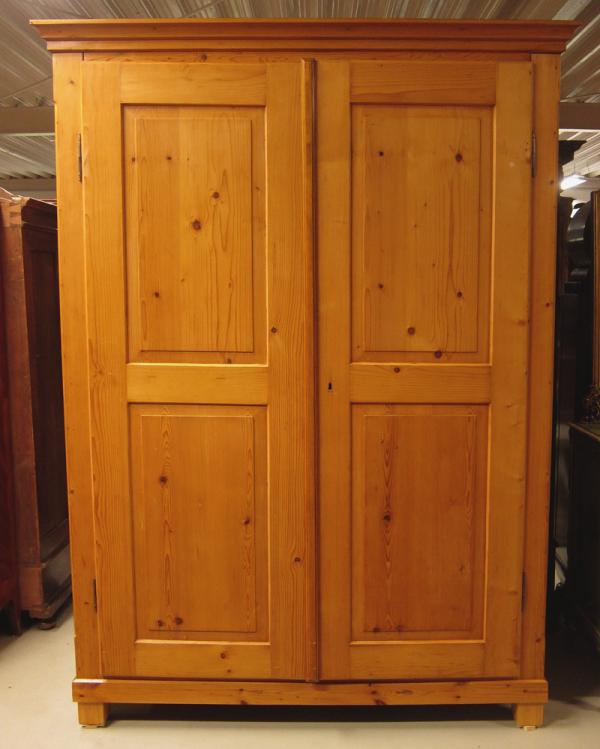 Schöner Weichholz-Wäscheschrank 1