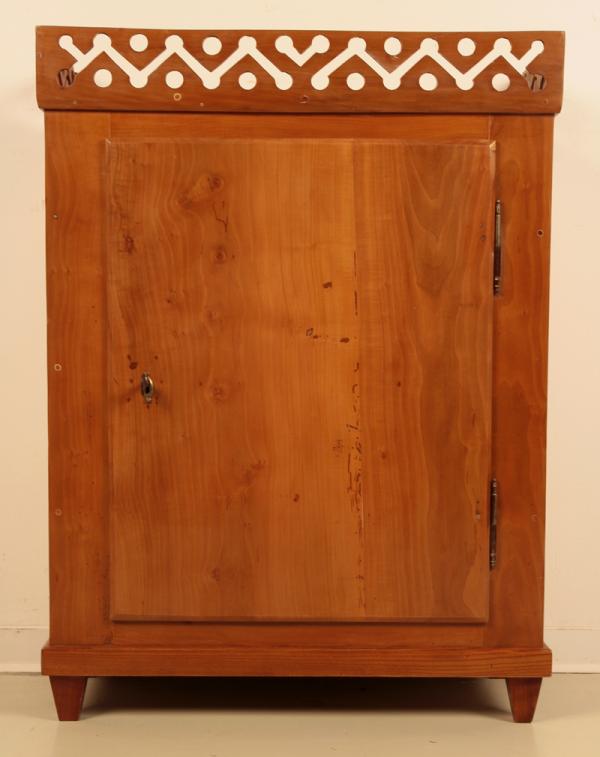 Süddeutscher Hängeschrank aus Kirschholz-1