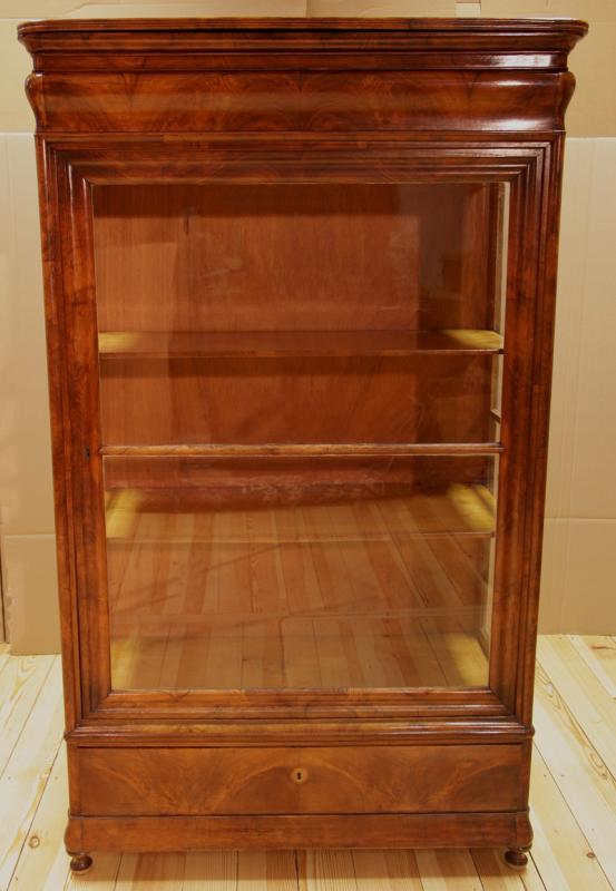 Kleine dreiseitig verglaste Vitrine 1