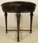 Runder Gründerzeit Tisch mit vier plastischen Köpfen 3