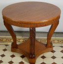 Runder Tisch mit vier Säulen 3