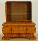 Wuchtige Aufsatzvitrine aus dem Art Deco 1