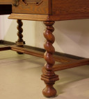 Restaurierter Schreibtisch mit Zopfsäulen 10