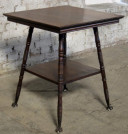 Kleiner Tisch mit Metallfüßen 2